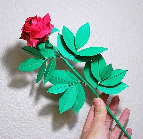 Бумажный цветок в руке