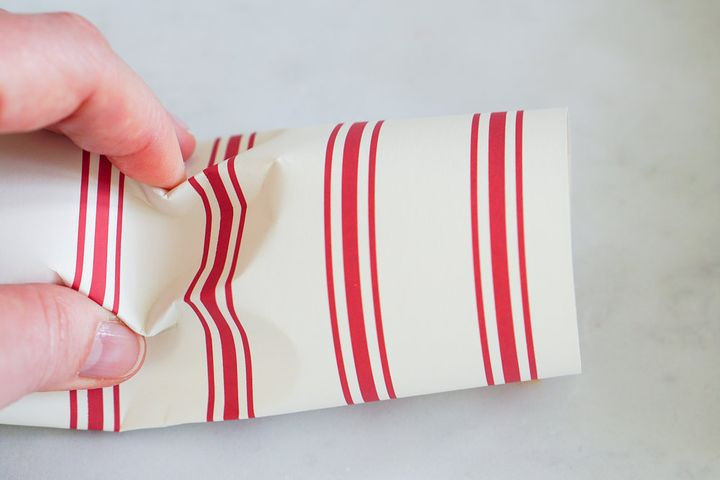Пошаговая сборка конфетти-флоп из бумаги