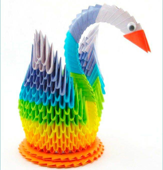 Разноцветный модульный лебедь