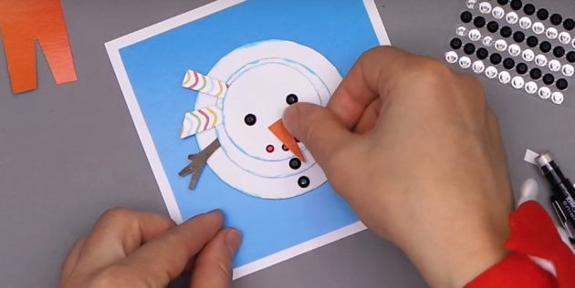как сделать новогоднюю открытку: собрать снеговика