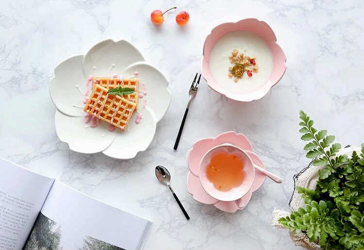 необычные бело-розовые тарелки для мамы в виде цветка