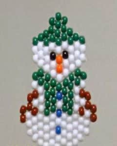 елочная игрушка с бисером: снеговик