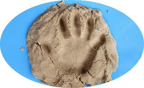Простой кинетический песок можно сделать из песка и крахмала