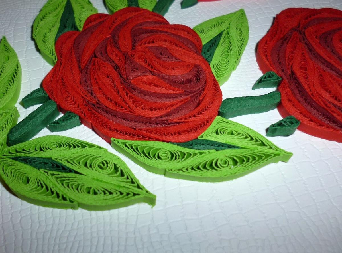С помощью розы, выполненной в технике квиллинг, можно украсить интерьер или одежду 