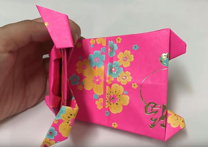 Оригами свинья - подставка под телефон