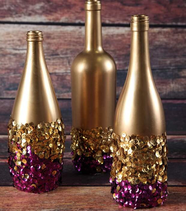 Золотая краска и пайетки в декоре бутылок