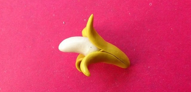 Лепка банана из пластилина