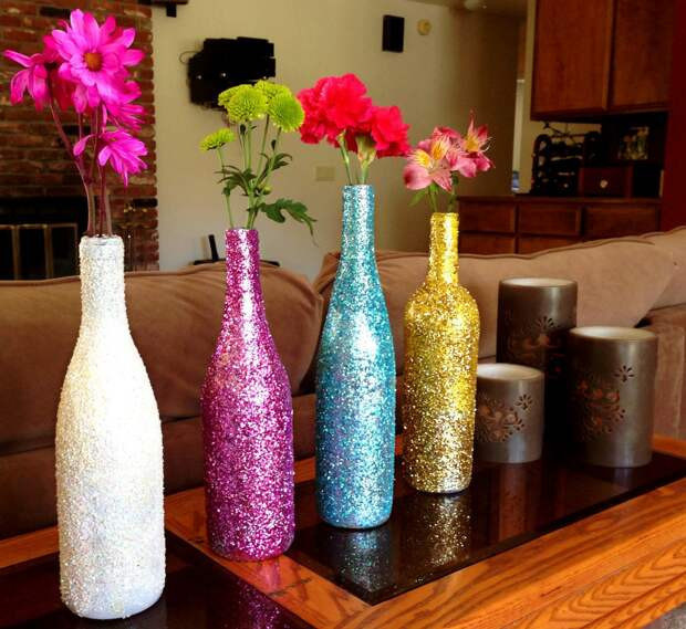 Бутылки, украшенные блестками в интерьере гостиной