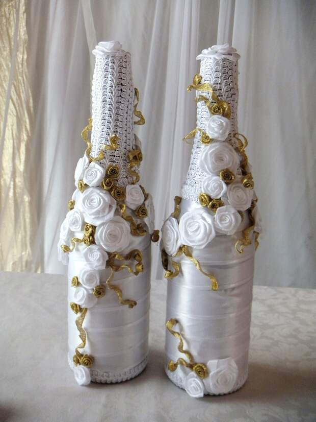 Бело-золотое украшение свадебных бутылок