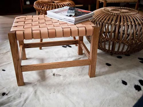 Плетеный кожаный стол из старых кожаных вещей