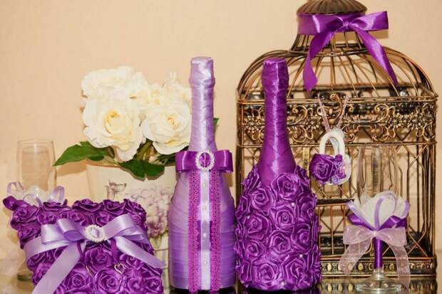 Красивый декор бутылки тканью в фиолетовых тонах