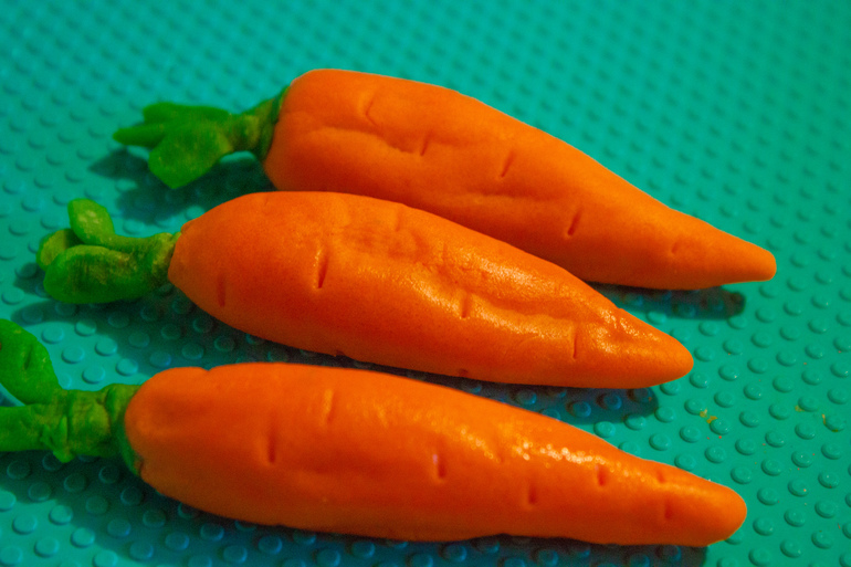 Как слепить морковку из пластилина