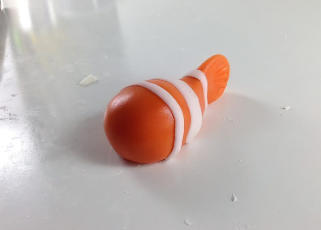 Рыбка-клоун из пластилина