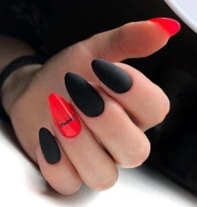 Черно-красный маникюр и лучшие идеи дизайна ногтей 2022 года #59