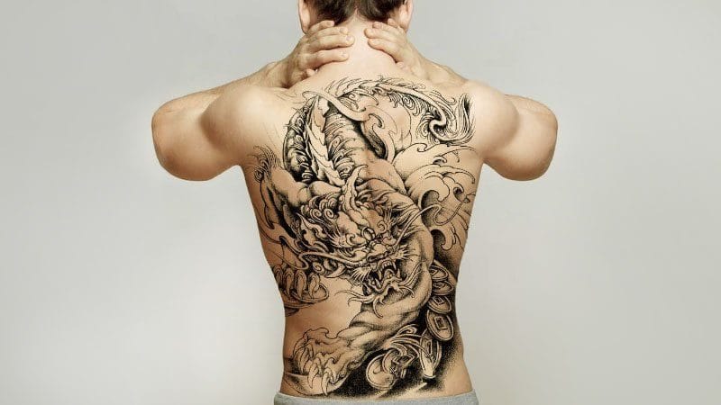 Эскизы татуировок на спине для мужчин с фото #36