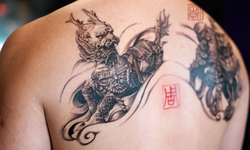 Эскизы татуировок на спине для мужчин с фото #31