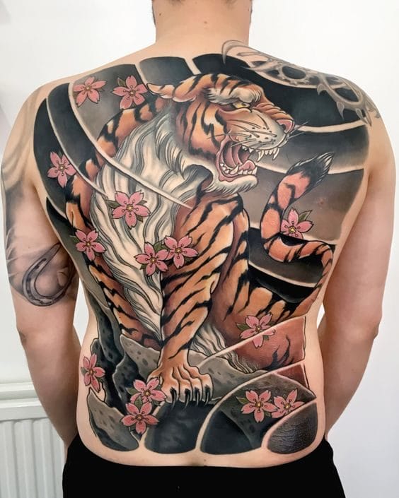 Эскизы татуировок на спине для мужчин с фото #4