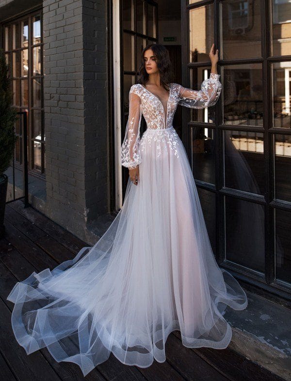 Красивые и модные свадебные платья 2022 года с фото #12