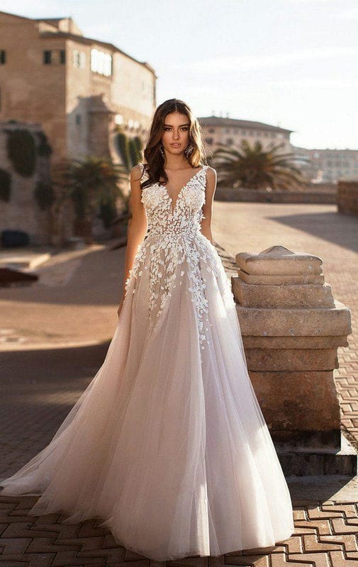 Красивые и модные свадебные платья 2022 года с фото #72