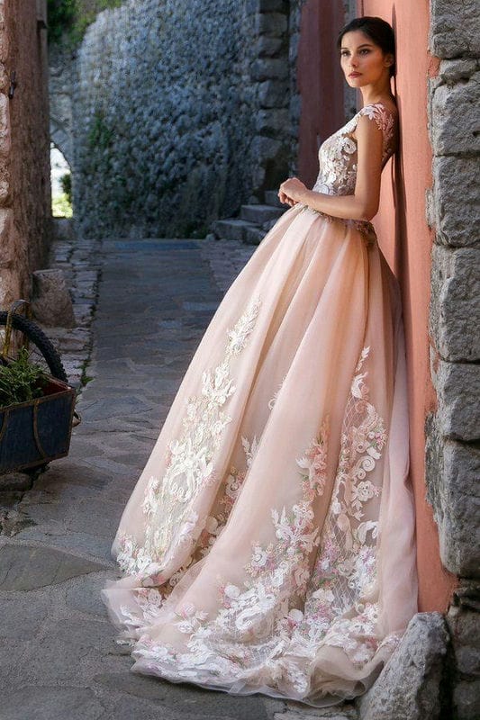 Красивые и модные свадебные платья 2022 года с фото #73