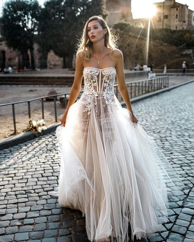 Красивые и модные свадебные платья 2022 года с фото #10