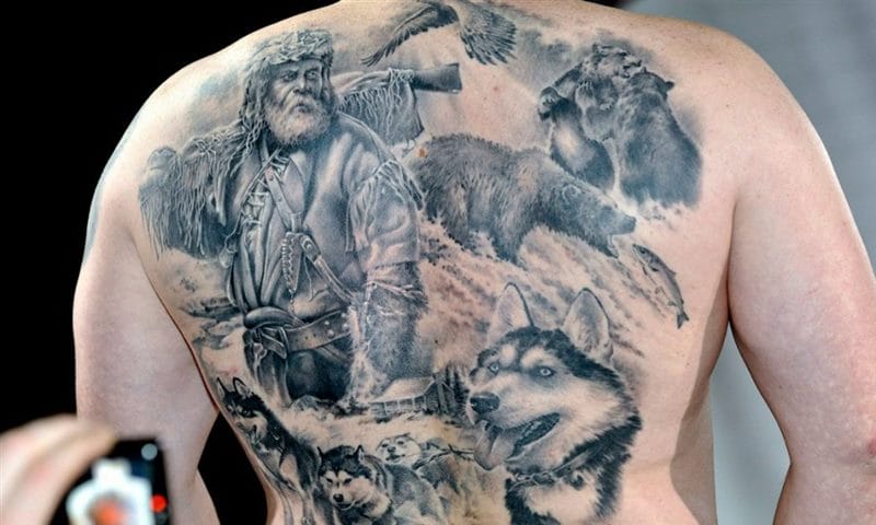 Эскизы татуировок на спине для мужчин с фото #32
