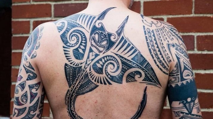 Эскизы татуировок на спине для мужчин с фото #30