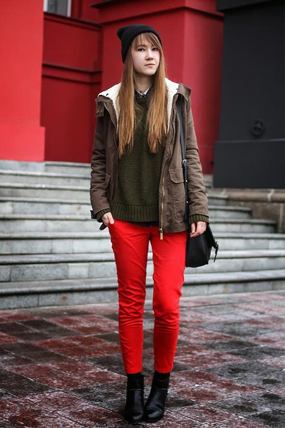 С чем носить красные брюки, джинсы #72
