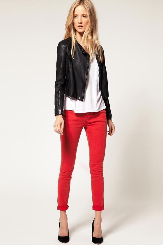 С чем носить красные брюки, джинсы #67