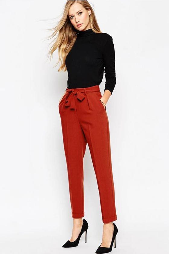 С чем носить красные брюки, джинсы #3