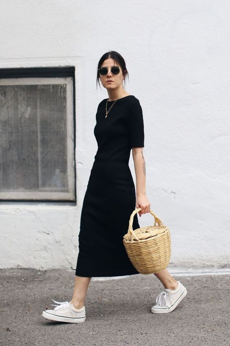 Черное платье с кроссовками (кедами) — фото, обазы