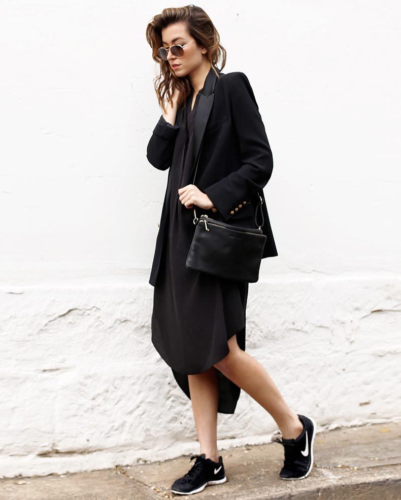 Черное платье с кроссовками (кедами) — фото, обазы #21