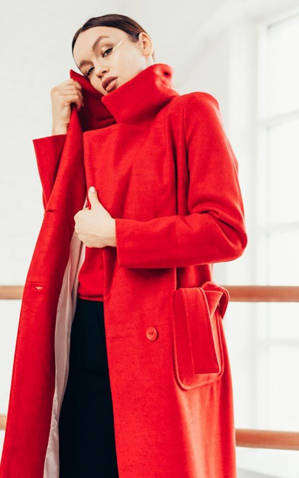 С чем носить красное пальто (алое, темное) — фото 2022 #41