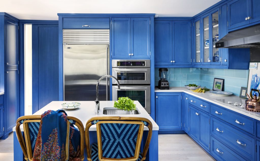  Яркая кухня синего цвета