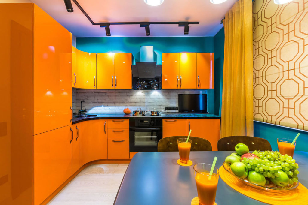  Яркая кухня в оранжево-синем дизайне