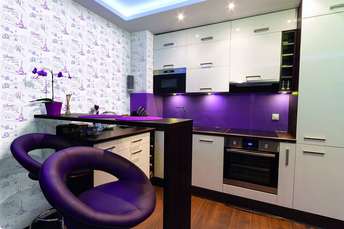 Фиолетовый фон кухни