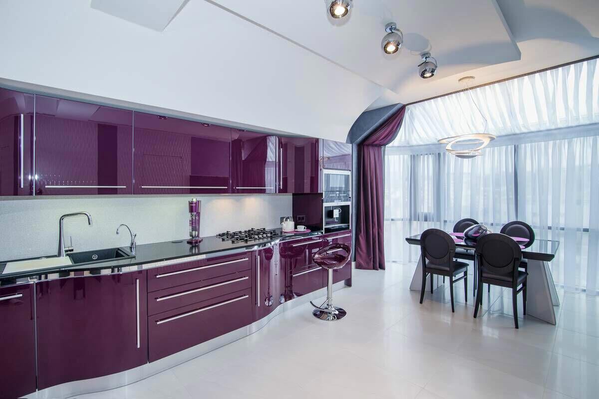  глянцевая фиолетовая кухня