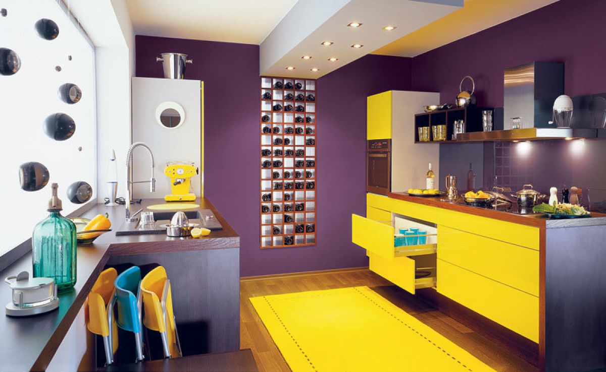  желто-фиолетовые цвета на кухне