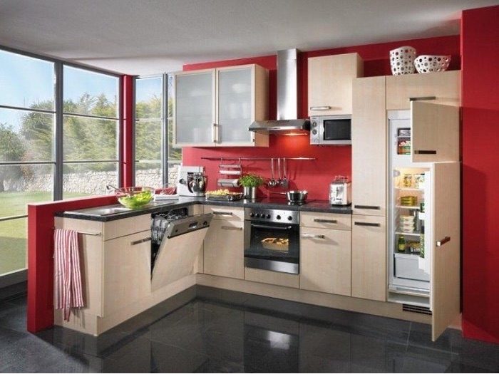 кухня с красными стенами